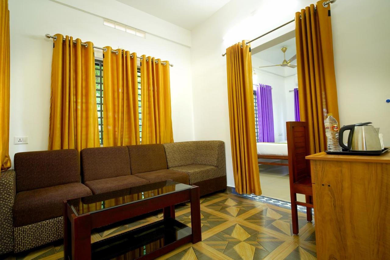 Nirupama,Hotel Aluva 700 Mtr From Aluva Railway Station Alwaye 外观 照片